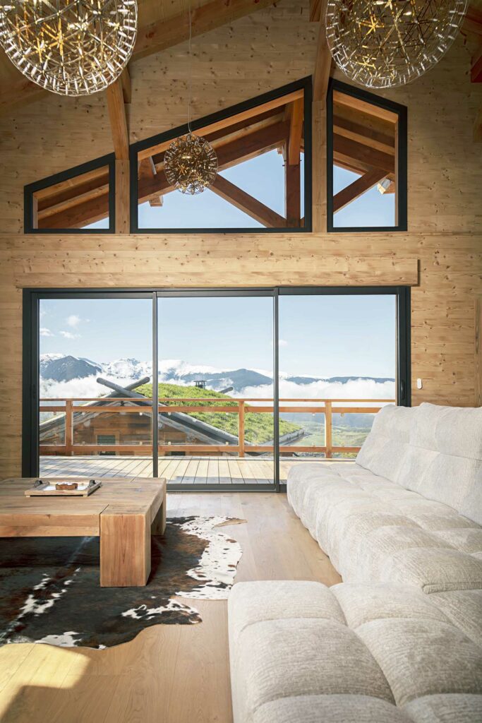 Fenêtres cintrées en arc bois naturel chalet, luminaires design, poutres de structure
