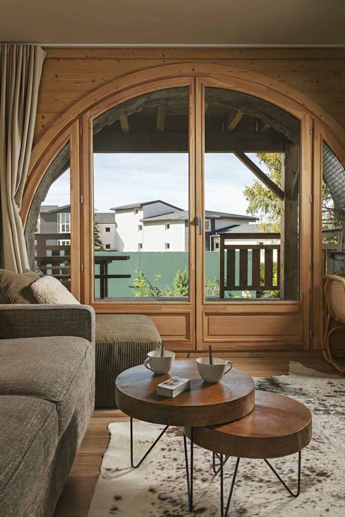 Portes cintrées bois massif avec arche bombée, menuiserie classique, accès jardin, double battant