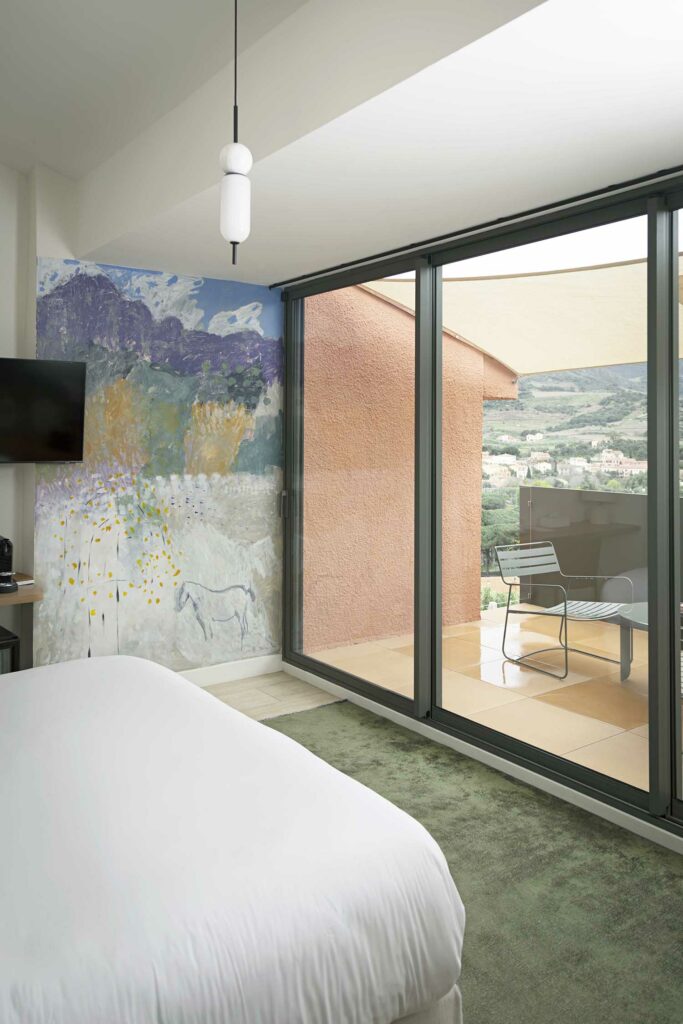 Baies vitrées aluminium gris, ouverture chambre sur balcon, vue panoramique paysage