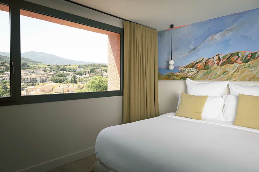 Fenêtre large gris foncé, chambre hôtel moderne, vue montagne paysage, rideau occultant