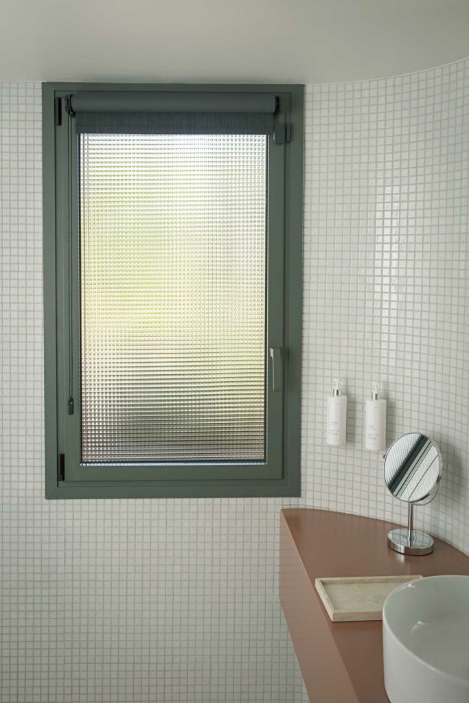 Fenêtre salle bain gris motif quadrillé, vitre dépoli, sécurité intimité, cadre compact