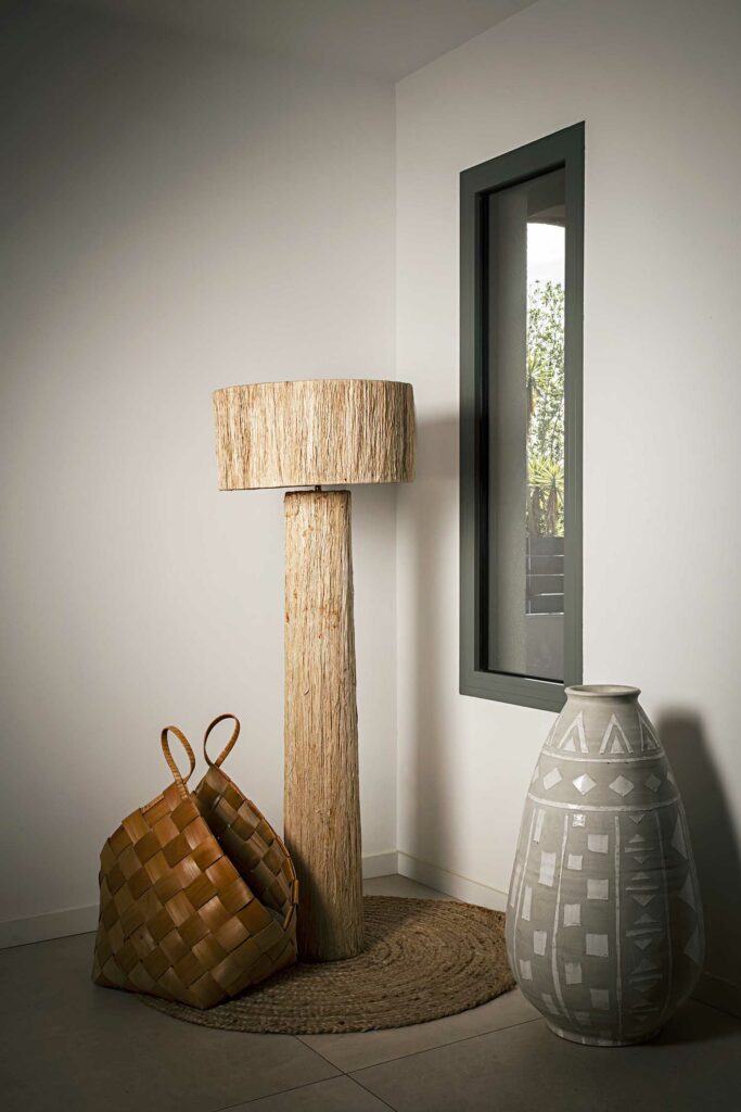 Fenêtre étroite verticale gris foncé, hallway intérieur, luminosité naturelle contrôlée