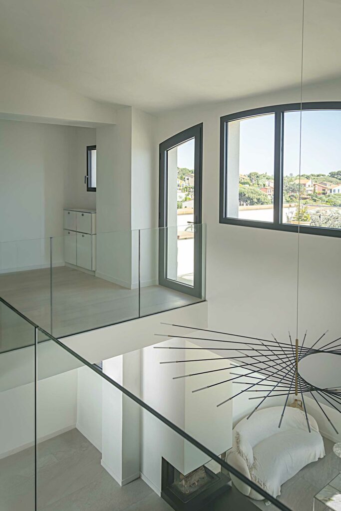 Garde-corps verre transparent sans rails, rampe inox, escalier intérieur moderne, sécurité invisible