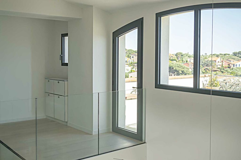 Porte et fenêtres gris foncé chambre, paroi verre transparente, accès terrasse
