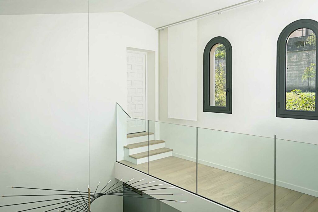 Escalier intérieur garde-corps verre dépoli, rampe acier inoxydable, porte arrondie design