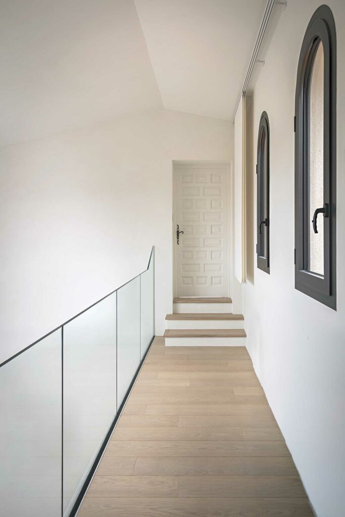 Portes arquées noir et blanc hall intérieur, escalier bois, menuiserie architecturale contemporaine