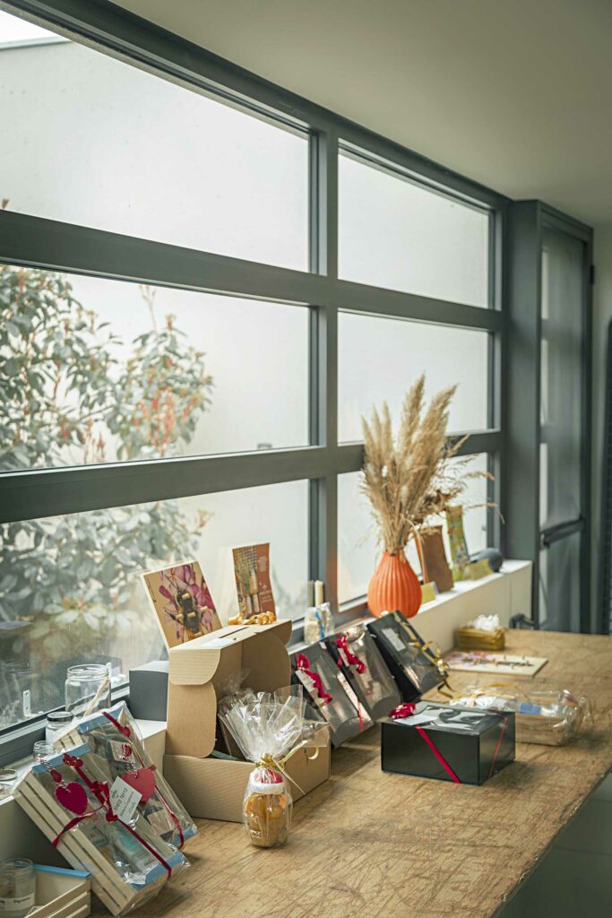 Fenêtres larges gris foncé, bureau/hall moderne, vue paysage campagne, grande luminosité