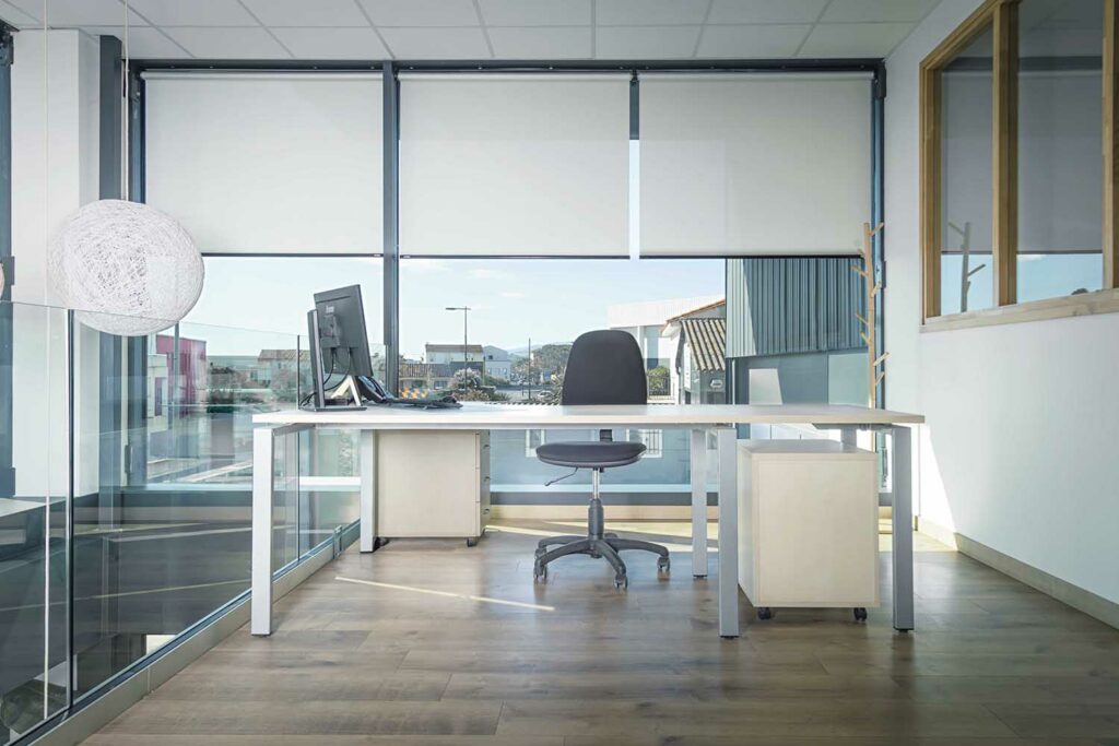 Bureau ouvert siège Renon, fenêtres panoramiques gris foncé, volets blanc, vue paysage, espace travail lumineux
