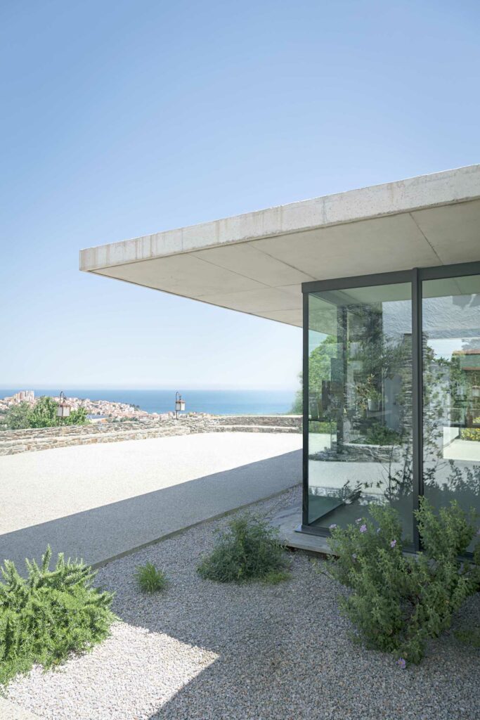 Baie vitrée gris foncé terrasse, vue panoramique, architecture contemporaine