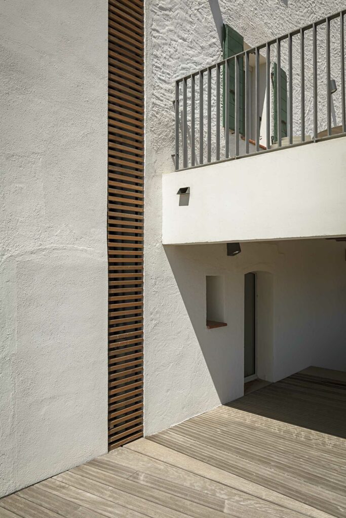 Rampe bois horizontal lames naturelles et garde-corps inox, façade extérieure contemporaine, balcon